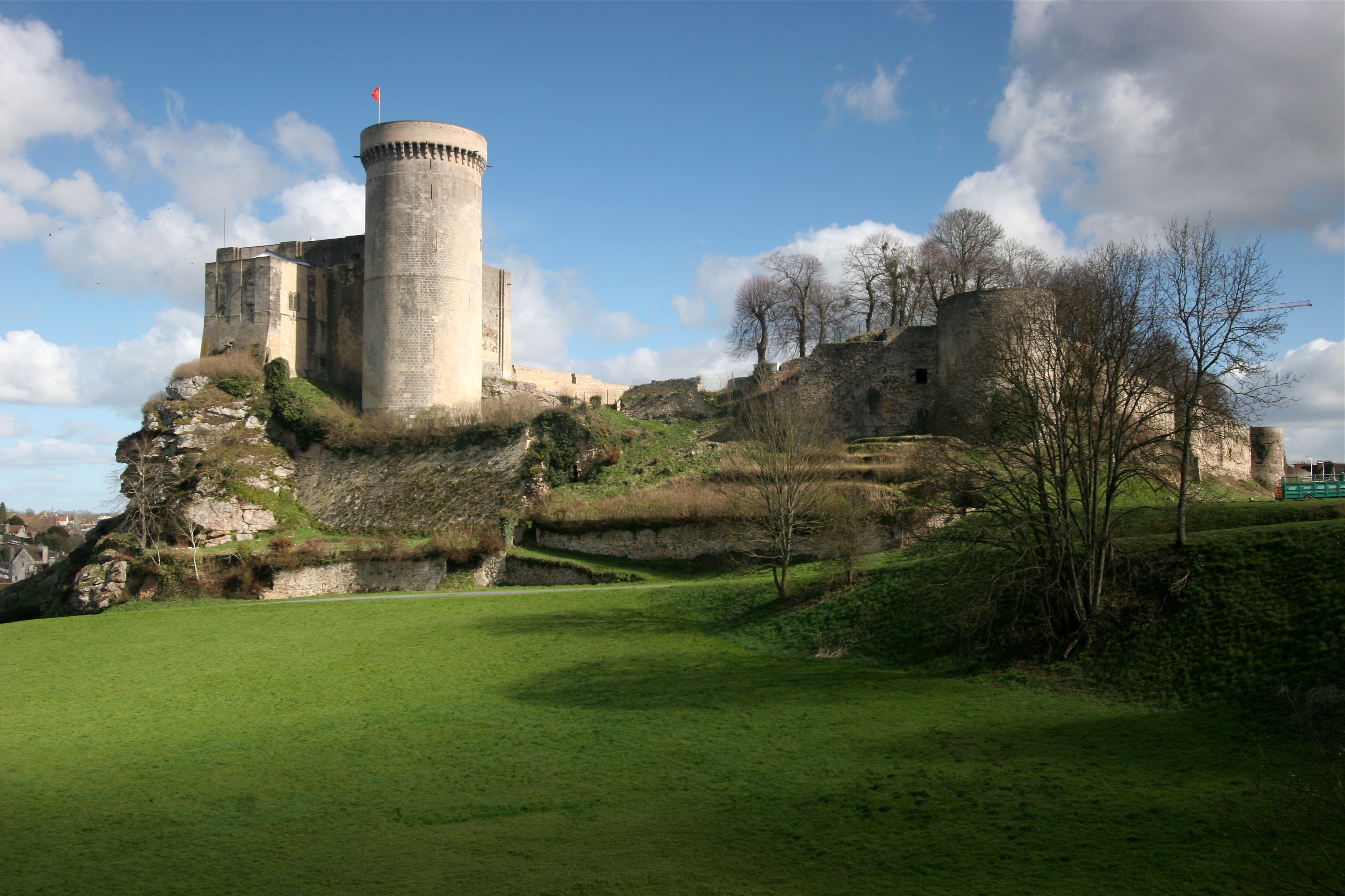 Нормандия англия. Замок Шато де Фалез. Замок Фалез Нормандия. Замок Вильгельма завоевателя.