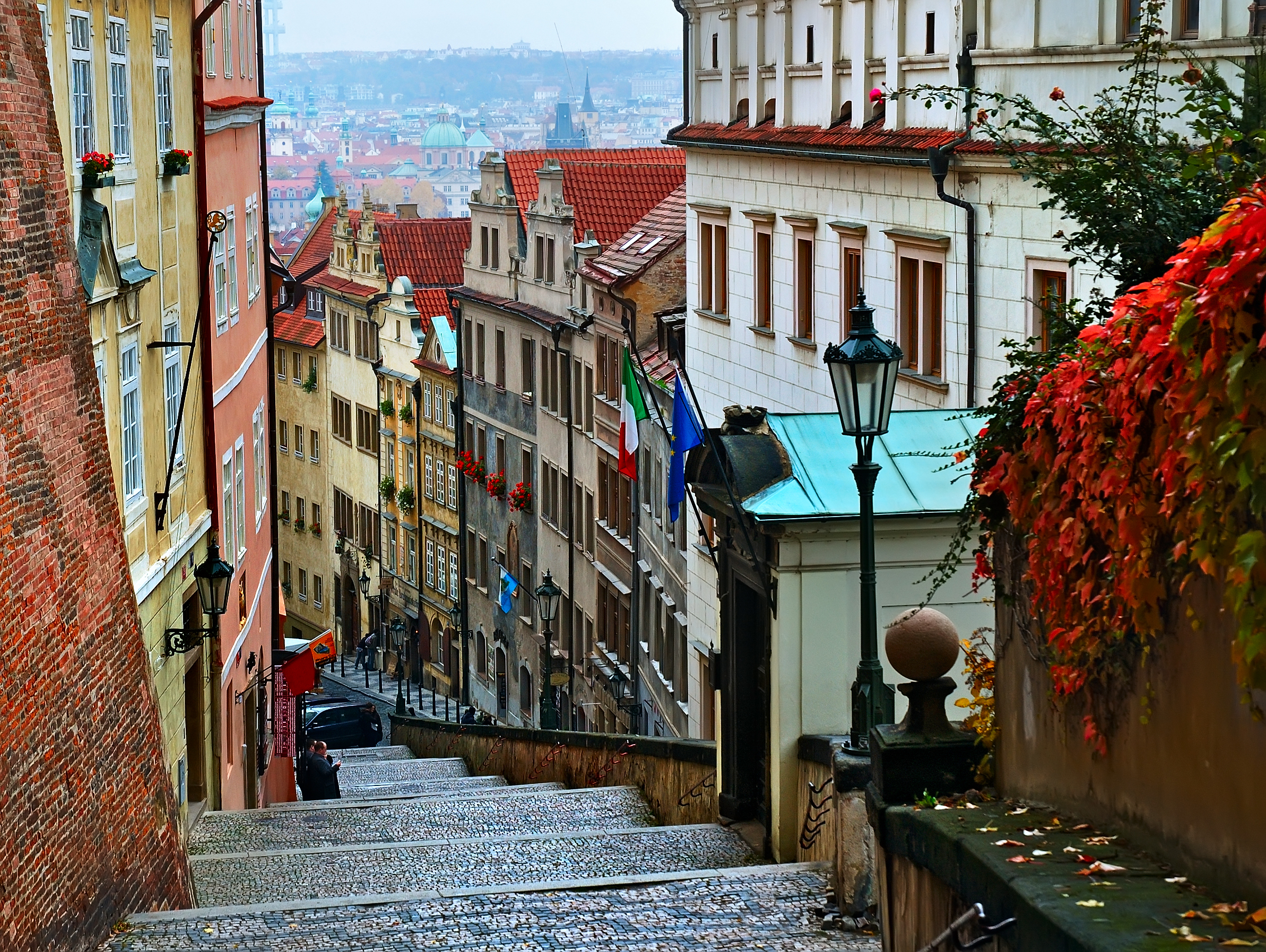 Города чехи. Прага улочки. Старинные улочки Праги. Чехия Прага старый город. Чехия Прага улицы.
